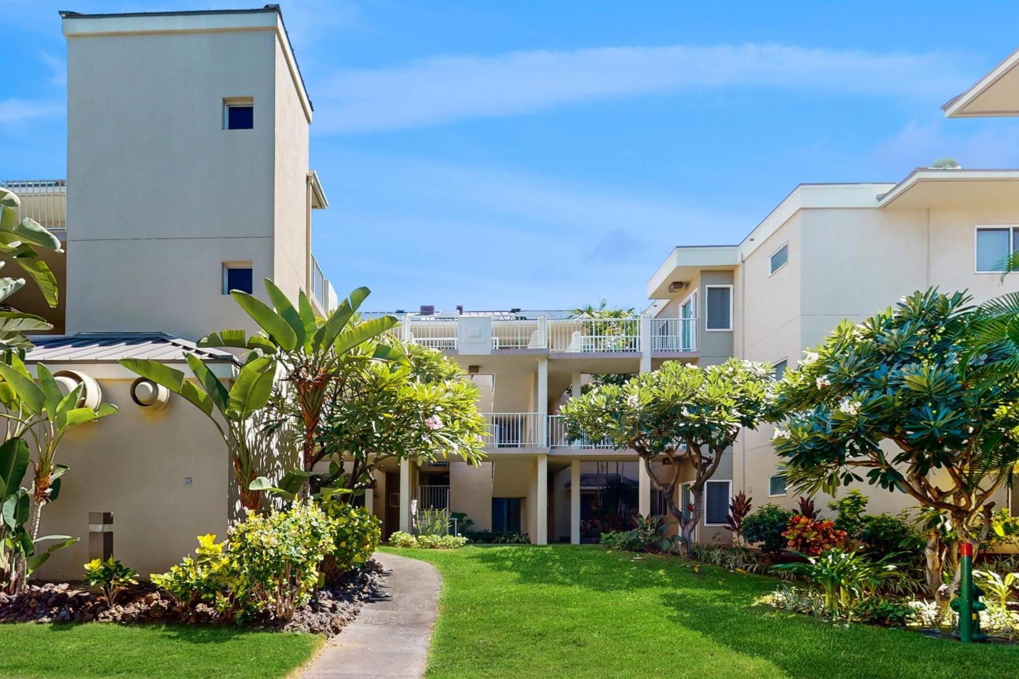Tropical Elegance Golf Course Penthouse Apartment
